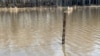 Самодельный измеритель уровня воды в селе Большая Малышка. Северо-Казахстанская область, 16 апреля 2024 года