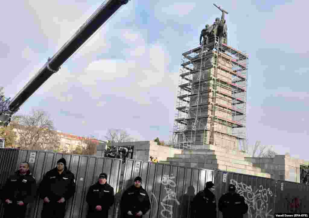 Болгарская полиция оцепляет мемориал перед его сносом 12 декабря. После полномасштабного вторжения России в Украину в феврале 2022 года памятник стал политической «горячей точкой» и неоднократно подвергался вандализму, часто с посланиями в поддержку Украины.