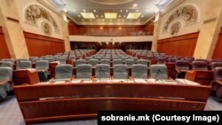 Празна сала за пленарни седници во Собранието