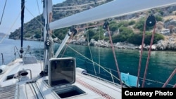 Oikumena plutește în apropiere de coasta mediteraneană.