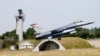 Літак F-16 злітає у Німеччині. Українські Сили оборони почали контрнаступ без літаків F-16, що значно утруднює процес звільнення територій і призводить до значних втрат.