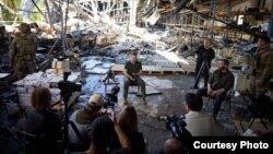 Претседателот Володимир Зеленски разговара со новинарите по турнејата во Харкив, април 2024 година