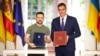 Президент України Володимир Зеленський і прем’єр-міністр Іспанії Педро Санчес (праворуч) після підписання двосторонньої угоди про співробітництво у сфері безпеки. Мадрид, 27 травня 2024 року 