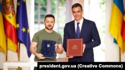 Президент України Володимир Зеленський і прем’єр-міністр Іспанії Педро Санчес (праворуч) після підписання двосторонньої угоди про співробітництво у сфері безпеки. Мадрид, 27 травня 2024 року 