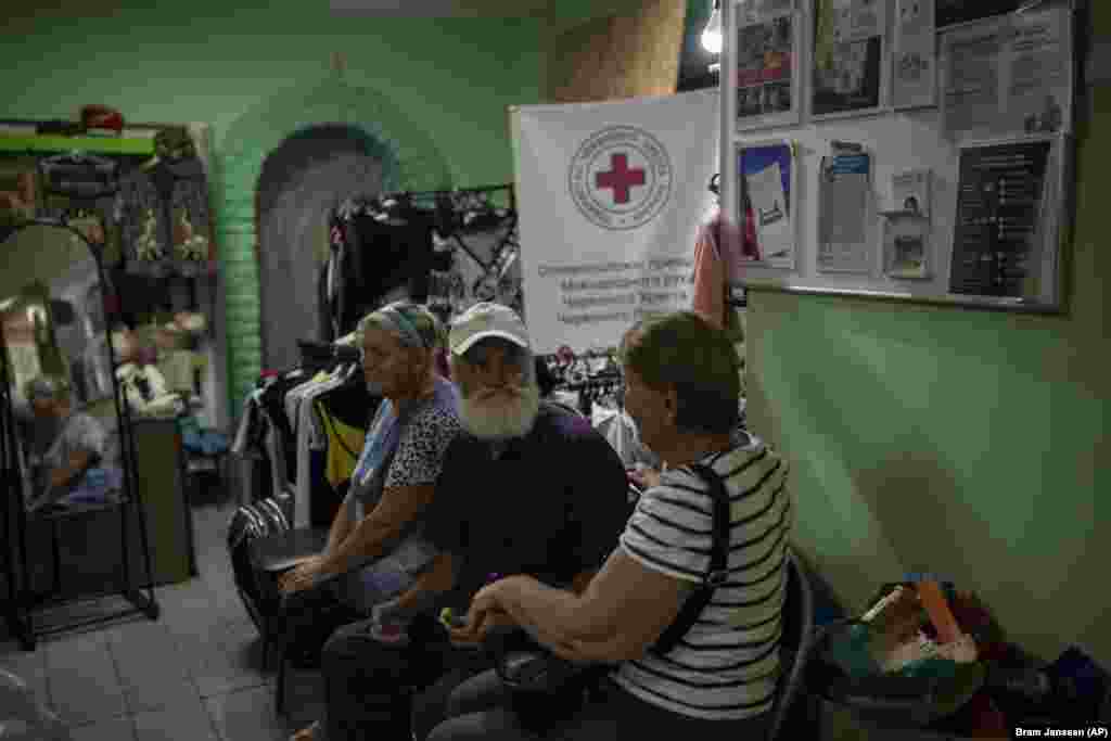 Люди, яких евакуювали із Куп'янська, у приміщенні під захистом Червоного Хреста. Росія все ще контролює близько п’ятої частини України, включаючи півострів Крим, понад 90% Луганської області і частину Донеччини, незаконно захоплених ще в 2014 році, а також частини Запорізької та Херсонської областей, окупованих після повномасштабного вторгнення в Україну в лютому 2022 року. 