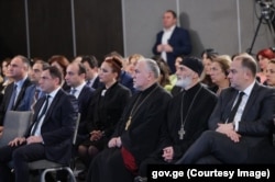 სასკოლო რეფორმის პრეზენტაციაზე მიწვეულ სტუმრებს შორის იყვნენ საპატრიარქოს წარმომადგენლები. მათთვის, როგორც საპატიო სტუმრებისთვის, წინა რიგში იყო გამოყოფილი ადგილი.