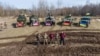 Міністр оборони Олексій Резніков (посередині) перед отриманою від західних партнерів технікою – танком Challenger від Британії, бронетранспортерами Stryker і Cougar від США та БМП Marder від Німеччини, 27 березня 2023 року 
