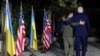 Президент США Джо Байден гуляє з президентом України Володимиром Зеленським на полях саміту G7 у Фазано. Італія, 13 червня 2024 року