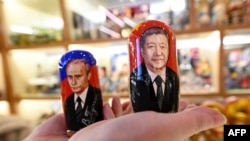 Păpuși matrioșca, înfățișându-i pe președintele chinez Xi Jinping și pe președintele rus Vladimir Putin.