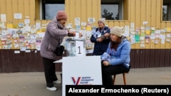 Голосование на передвижном избирательном участке в Мариуполе