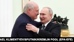 Олександр Лукашенко міцно обнімає Володимира Путіна. Кремль, Москва, Росія. 5 квітня 2023 року 