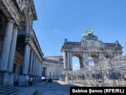 Secția de vot de la Autoworld este ascunsă sub coloanele clădirilor de lângă arcul triumfal din parcul Cinquantenaire. Muncitorii dezasamblează încet schelele din fața intrării.