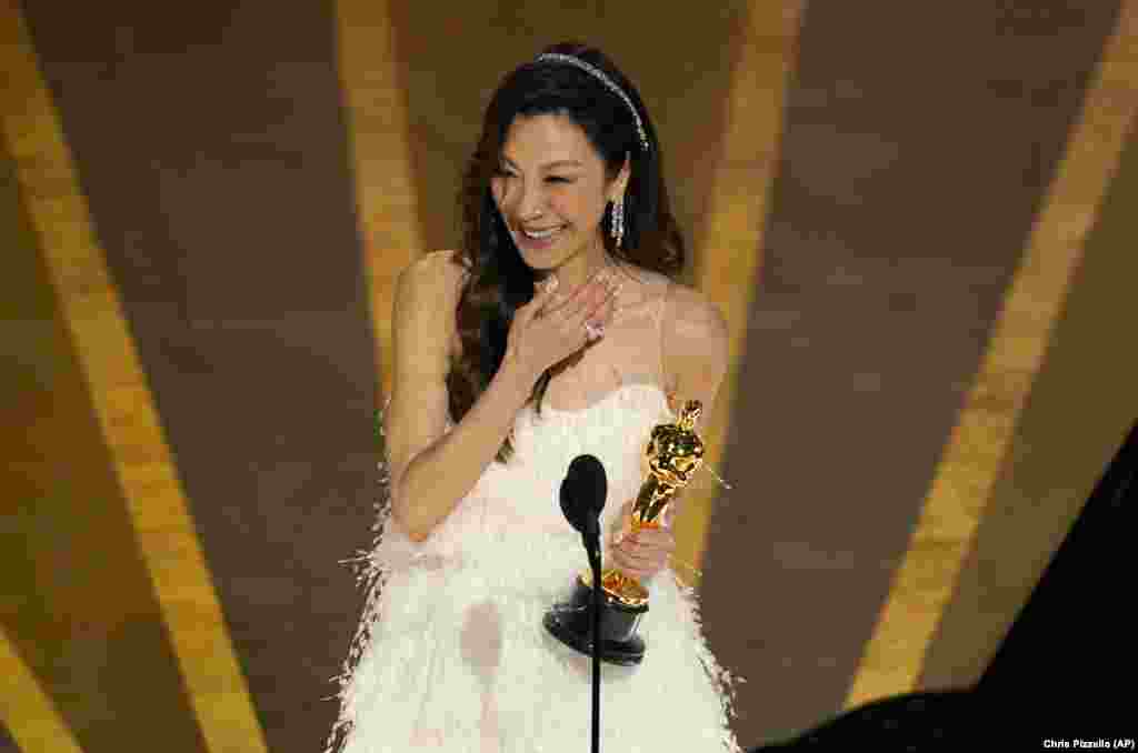 Michelle Yeoh preuzima nagradu za najbolju glumicu u glavnoj ulozi za "Everything Everywhere All at Once" na dodjeli Oscara u nedjelju, 12. marta 2023., u Dolby Theatreu u Los Angelesu.
