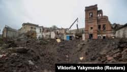 Krater nakon ruskog projektila na grad Kupjansk, u regiji Harkov, 25. travnja 2023.