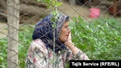 Stanovnica sela Kumgaron u blizini Pandžakenta u svom povrtnjaku. Njena kuća se nalazi nedaleko od bazena gde se skladišti otpad iz rudnika. Mještani sela traže odštetu od rudnika Zarafšon zbog zagađivanja okoline.