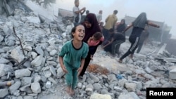 Reakcije Palestinaca nakon izraelskog napada u blizini škole koja pruža sklonište raseljenim osobama, u Kan Junisu, jug Pojasa Gaze, 3. jula 2024.