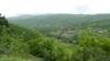 Pogled na selo Mekiniće na severu Kosova, gde su neke parcele izuzete od eksproprijacije, fotografija iz 2023. godine