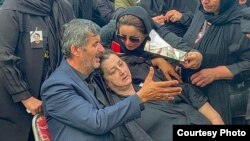 مادر و پدر جواد روحی بر مزار فرزندشان