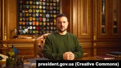 Президент Володимир Зеленський у новорічному зверненні закликав українців жити за правилом «або працюєш, або воюєш»