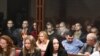 На задньому плані (за склом) ув’язнені українські громадяни в суді у російському Ростові-на-Дону, більшість із них – військовополонені, бійці полку «Азов». Росія, Ростов-на-Дону, 14 червня 2023 року