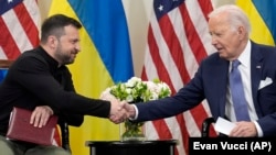 Байден перепросив Зеленського за затримку військової допомоги (фотогалерея)