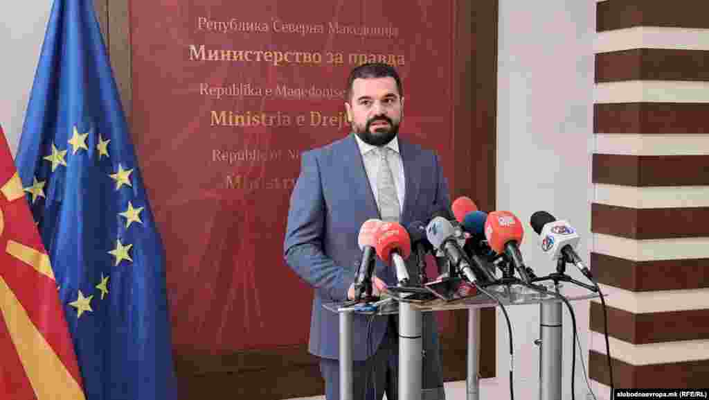 СЕВЕРНА МАКЕДОНИЈА - Предлогот на Владата по скратена постапка да се донесе законот за амнестија не доби поддршка од Собранието кое денеска одлучуваше за потребата од негово носење во тек на утврдување на дневниот ред на 129 седница. Предлагачот, министерот за правда, Кренар Лога, рече дека пак ќе го поднесе предлогот.