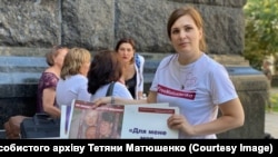 Съпругът на Тетяна Матюшенко Валерий е държан в затвор от сепаратистите в Донецк от 2017 г. насам.