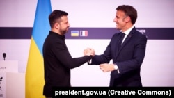 Украинскиот претседател Володомир Зеленски и францускиот претседател Емануел Макрон