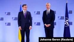 Очільник МЗС України Дмитро Кулеба (ліворуч) і генсекретар НАТО Єнс Столтенберґ на пресконференції у штаб-квартирі НАТО. Брюссель, Бельгія, 4 квітня 2023 року