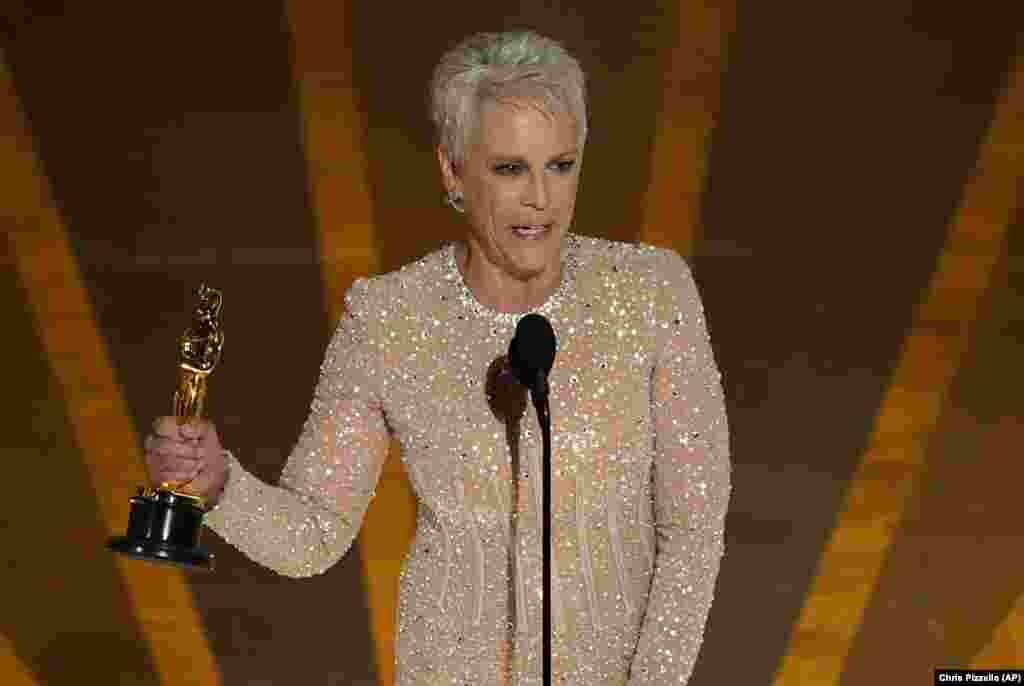 Jamie Lee Curtis preuzima nagradu za najbolju glumicu u sporednoj ulozi za "Everything Everywhere All at Once" na dodjeli Oscara u nedjelju, 12. marta 2023., u Dolby Theatreu u Los Angelesu.