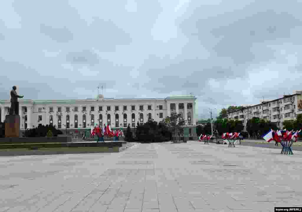 У здания крымского Совмина разместили множество флагов соседней России, «Республики Крым» и красных флагов