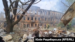 Наслідки ракетного удару по лікарні Дніпра, 26 травня 2023 року. Кремль заперечує, що здійснює цілеспрямовані удари по цивільній інфраструктурі України. 
