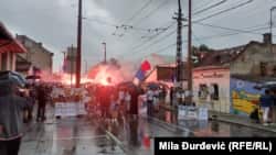 Nakon što je policija saopštila da je festival zabranjen, okupljeni su zapalili baklje i ispalili vatromet.
