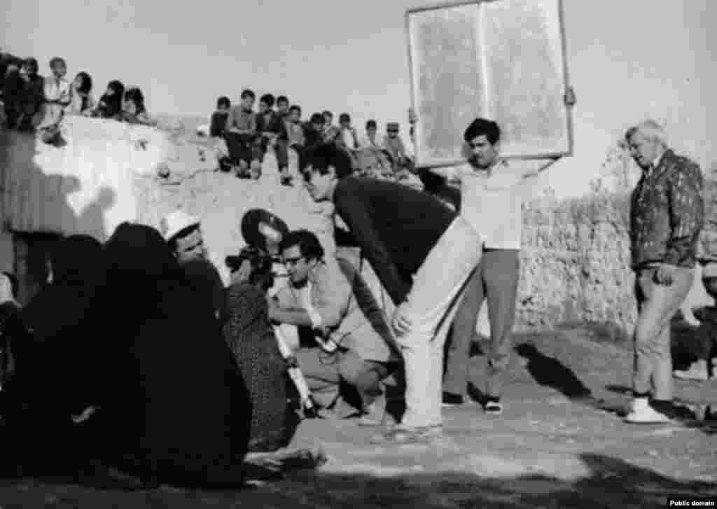 داریوش مهرجویی در پشت‌ صحنه فیلم «گاو»