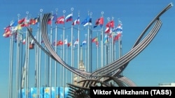 The square was unveiled in 2002 as part of a Russian-Belgian project symbolizing European unity.