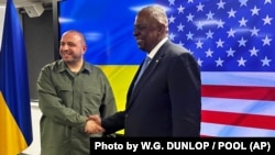 Як повідомила раніше американська сторона, міністри обговорили поточну ситуацію в Україні, «пріоритети допомоги у сфері безпеки» та можливості «Рамштайну»