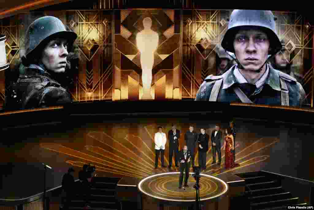 Edward Berger, naprijed u sredini, prima nagradu za "All Quiet on the Western Front" iz Njemačke, za najbolji međunarodni dugometražni film na dodjeli Oscara u nedjelju, 12. marta 2023., u Dolby Theatreu u Los Angelesu. Slijeva stoje Daniel Bruhl, Malte Grunert, Albrecht Abraham Schuch, Felix Kammerer, Antonio Banderas i Salma Hayek.