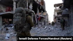 Soldați israelieni, în interiorul Fâșiei Gaza, în timpul operațiunii terestre a armatei israeliene împotriva grupării islamiste palestiniene Hamas, 7 noiembrie 2023.