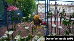 Масакрот во Основното училиште „Владислав Рибникар“ се случи на 3 мај, кога малолетниот К.К. убил девет врсници и еден училишен чувар. Граѓаните со денови по масовното убиство оставаа цвеќиња, свеќи и играчки пред училиштето. (Фотографијата е направена на 4 мај, 2023 година).