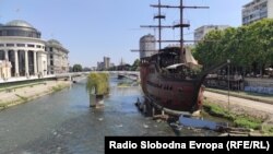 „Вардарски“ галии - Една за угостителство, друга за нагрдување