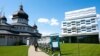 Український католицький університет зустрічає відвідувачів традиційною та техно-естетикою, а також плакатами проти комунізму та російського імперіалізму