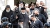 Неуниформирани лица и полицијата со пушки ги обезбедуваа митрополитот Јоаникиј и патријархот Порфири при излегувањето од Цетинскиот манастир на 5 септември 2021 година