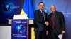 Голова МЗС України Дмитро Кулеба та високий представник ЄС із зовнішньої політики Жозеп Боррель під час зустрічі в Брюсселі, листопад 2023 року