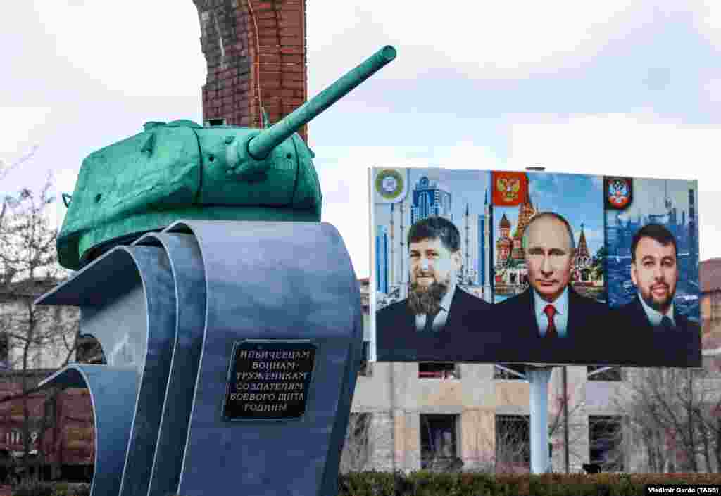 Билборд с изображением лидера Чечни Рамзана Кадырова (слева), президента России Владимира Путина (в центре) и Дениса Пушилина, главаря группировки «ДНР», рядом с памятником «Ильичевцам, воинам-труженикам, создателям боевого щита родины» на территории металлургического комбината имени Ильича в Мариуполе, фото с 16 февраля 2023 года. Согласно отчету ООН, около 350 000 человек были вынуждены покинуть Мариуполь из-за войны. Численность населения города до войны насчитывала около 450 000 человек