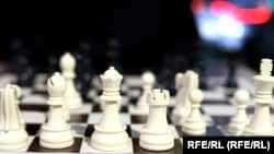 Шахматная доска и фигуры. Иллюстративное фото