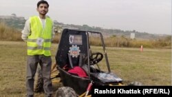 د پېښور د انجینیرۍ پوهنتون محصل عمر حبیب د خپل جوړ کړي ګاډۍ سره په نمایش کې ولاړ دی: انځور نومبر ۱۸، کال ۲۰۲۳