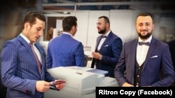 Артан Ајрули, газдата на „Ритрон копи“ (лево) и Перпарим Бајрами поранешен директор на Државна лотарија (десно)