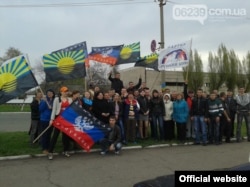 Прапор забороненої партії «Російський блок» на сепаратистському мітингу у Красноармійську