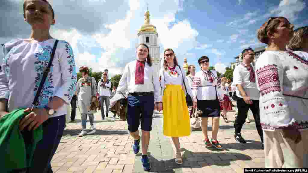 Мегамарш в вышиванках – фестивальное движение украинской культуры, которое подхватили многие крупные города не только Украины, но и многих стран мира. Проведение Мегамарша начали в Киеве осенью 2008 года. С тех пор мероприятие проходит традиционно два раза в год: весной и осенью