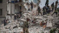 Salvatorii ucraineni dau la o parte molozul în care a fost transformat un bloc de locuințe după ce a fost lovit de rachetele rusești - Ceasiv Iar, Donețk, Ucraina